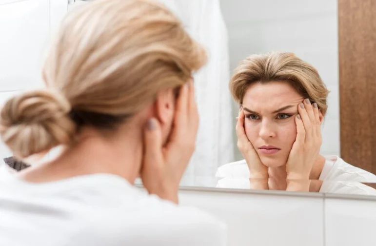 افتادگی پلک همیشه به سن ربط دارد