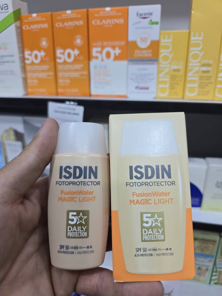 ضد آفتاب فیوژن واتر مجیک لایت رنگی SPF 50 حجم ۵۰ میل ضد آفتاب فیوژن واتر مجیک لایت رنگی SPF 50 حجم ۵۰ میل